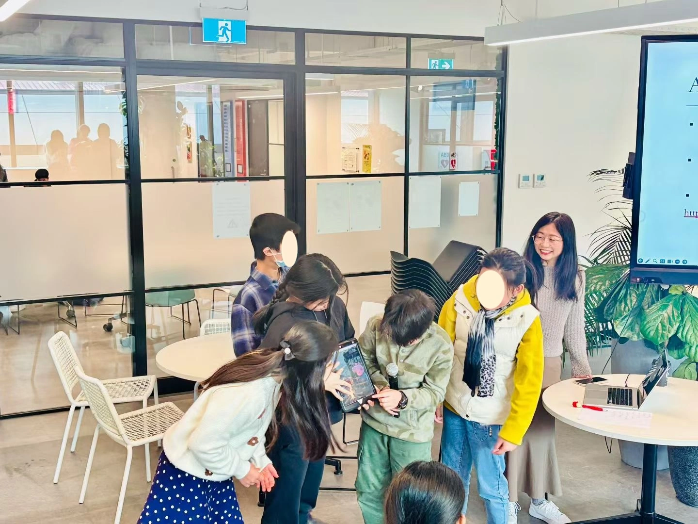 一位讲师在协助学生完成编程挑战